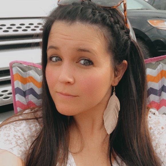 Meet your Posher, Tracy - Picture 1 of 2